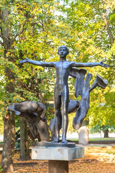 俄罗斯 加里宁格勒 2018年9月20日 康德岛上的公园雕塑 没有战争的世界 — 图库照片