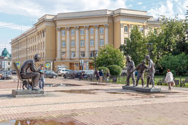 Rusya, Irkutsk - 25 Temmuz 2018: Leonid Gayday anıt. Morgunov Byvaly (deneyimli), Nikulin Balbes (Dumb Ass) yapıldı ve Vitsin Trus (korkak oldu)