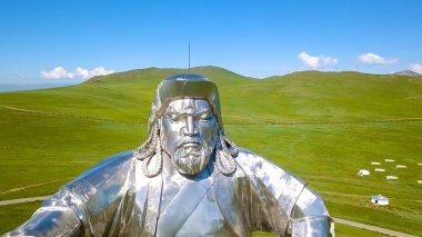 Atlı heykeli cengiz Khan'ın güneşli havalarda. Moğolistan, Ulaanbaatar, dron üzerinden  
