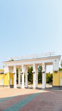 Rusya, Novosibirsk - 19 Temmuz 2018: Ana giriş Novosibirsk city central Park'a