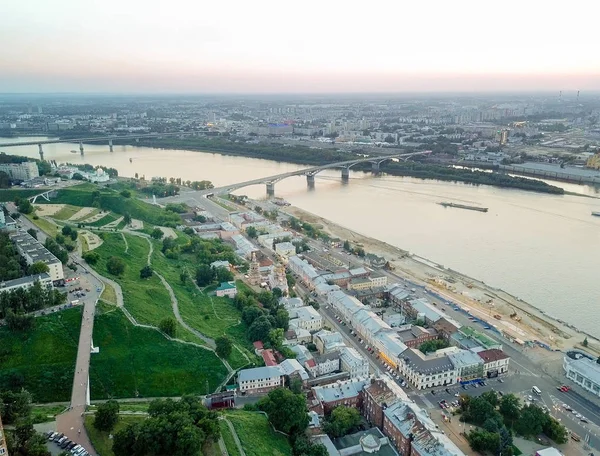 日落时 卡纳文斯基桥从河边横越奥卡河的空中景观 Nizhny Novgorod 俄罗斯 — 图库照片