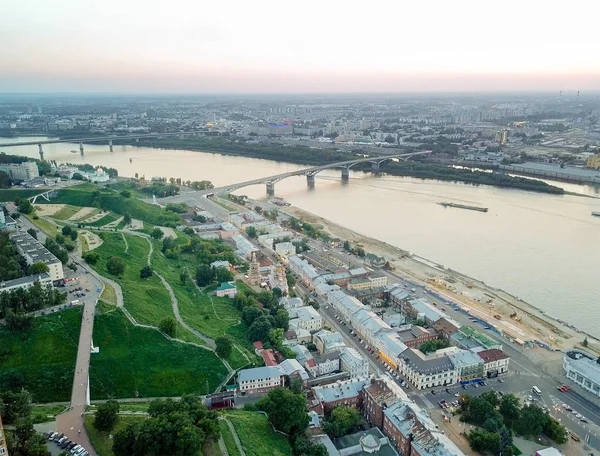Gün batımında Oka Nehri 'nin karşısındaki Kanavinsky Köprüsü' nün havadan görüntüsü. Nizhny Novgorod, Rusya  