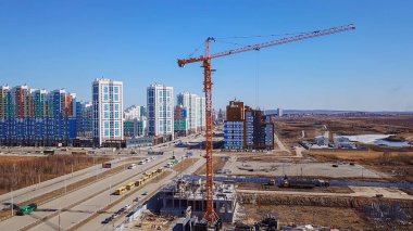 Kule vinç ve bina, daha sonra bir panorama Academichesky bölgesine Ekaterinburg Rusya  