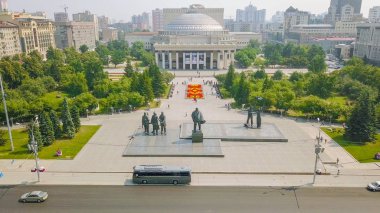 Rusya, Novosibirsk - 19 Temmuz 2018: Novosibirsk Devlet Akademik Tiyatrosu Opera ve Balesi, Dron üzerinden  