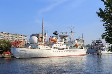 Rusya, Kaliningrad - 20 Eylül 2018: Bilimsel araştırma gemisi Kosmonavt Viktor Patsayev. Gemi dünya okyanus iskelede müze sergiler. Pregolya Nehri