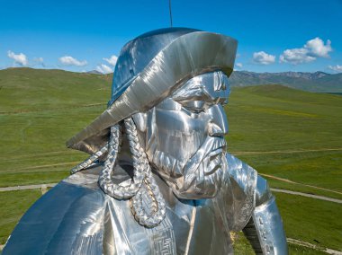 Moğolistan, Ulaanbaatar - 08 Ağustos 2018: Atlı heykeli cengiz Khan'ın güneşli havalarda. Ulaanbaatar, Moğolistan. Hava fotoğrafçılığı