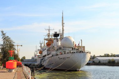 Rusya, Kaliningrad - 20 Eylül 2018: Bilimsel araştırma gemisi Kosmonavt Viktor Patsayev. Gemi dünya okyanus iskelede müze sergiler. Pregolya Nehri
