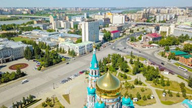Kutsal Bakire Meryem, kentin panoramik manzarasına varsayımı Katedrali. Omsk, Rusya, Dron  