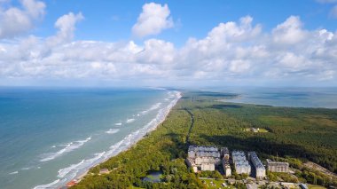 Rusya, Zelenogradsk. Curonian Spit (Kurshskaya kosa), Baltık Denizi. Curonian yuvasından dron (Kurshskay Bay),  