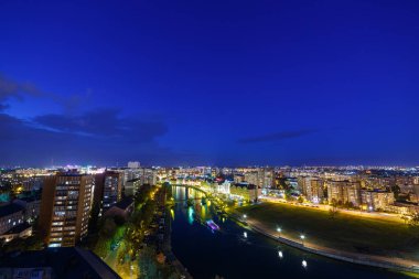 Gece Kaliningrad ışıkları. Nehir Pregolya, dolgu Jubilee Köprüsü ve balık köyü. Rusya, Kaliningrad