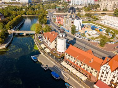 Havadan görünümü Kaliningrad şehir merkezi. Deniz feneri balık köyde tatlım Köprüsü. Rusya