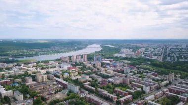 Rusya, Kemerovo-21 Temmuz, 2018: şehir panoraması bir kuş bakışı görünümünden. Kemerovo, Rusya. Video. UltraHD (4k) 