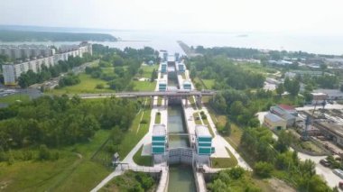 Ob Nehri 'ndeki Novosibirsk hidroelektrik santralinin nakliye geçidi. Video kaydı. UltraHD (4K)