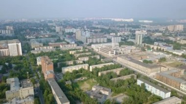 Novosibirsk şehrinin panoraması. Köprüleri ve kadın doğumu manzarası. - Rusya. Video kaydı. UltraHD (4K)