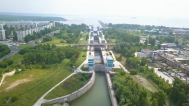 Ob Nehri 'ndeki Novosibirsk hidroelektrik santralinin nakliye geçidi. Video kaydı. UltraHD (4K)