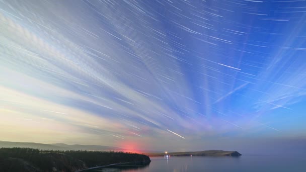 俄罗斯 贝加尔湖 奥尔洪岛 云和星星在月光下的夜晚在小海湾 从星星上长时间的逐渐消失的痕迹 在云端回荡 Ultrahd — 图库视频影像