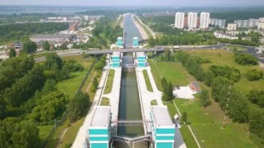 Ob Nehri 'ndeki Novosibirsk hidroelektrik santralinin nakliye geçidi. Video kaydı. UltraHD (4K)