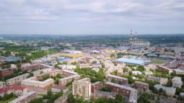 Rusya, Kemerovo-21 Temmuz, 2018: şehir panoraması bir kuş bakışı görünümünden. Kemerovo, Rusya. Video. UltraHD (4k) 