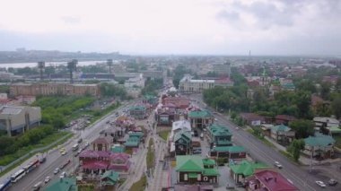 Rusya, Irkutsk - 26 Temmuz 2018: 130 çeyrek (ayrıca Irkutsk yerleşmesi), Irkutsk, Rusya Federasyonu. Video. UltraHD (4k)