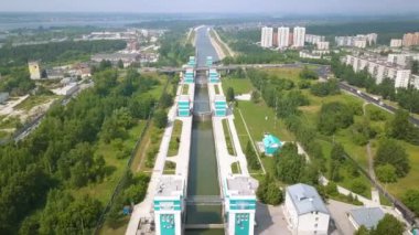 Ob Nehri 'ndeki Novosibirsk hidroelektrik santralinin nakliye geçidi. Video kaydı. UltraHD (4K)