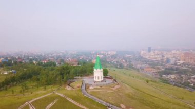 PARASKEVA PYATNITSA CHAPEL. Krasnoyarsk 'ın sembolü ve şehrin ana simgelerinden biri. Video kaydı. UltraHD (4K)