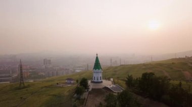 PARASKEVA PYATNITSA CHAPEL. Krasnoyarsk 'ın sembolü ve şehrin ana simgelerinden biri. Video kaydı. UltraHD (4K)