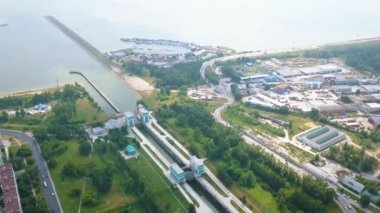 Ob Nehri 'ndeki Novosibirsk hidroelektrik santralinin nakliye geçidi. Video kaydı. UltraHD (4K)