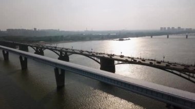 Rusya, Novosibirsk - 19 Temmuz 2018: Metro Köprüsü ve toplumsal Köprüsü. Novosibirsk şehir panoraması. Nehirde OB Rusya görüntüleyin. Video. UltraHD (4k) 