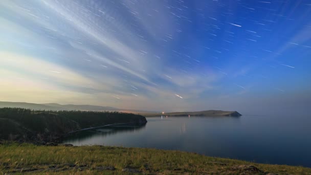 ロシア バイカル湖 モンゴルへ島 雲や小さな海湾の月明かりに照らされた夜の星 短いフェージングは 雲の切れ間からエコーから追跡します ビデオ Ultrahd — ストック動画