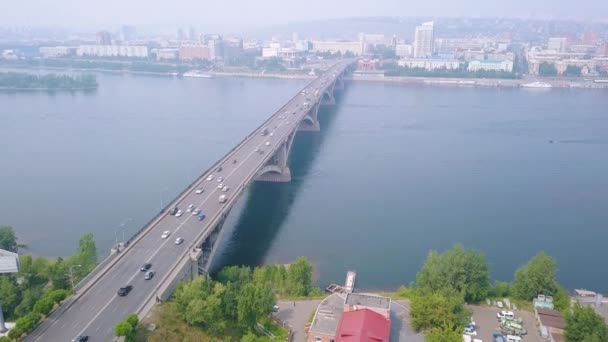 Vista Ponte Comunal Através Rio Yenisei Centro Cidade Krasnoyarsk Rússia — Vídeo de Stock