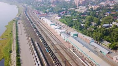 Rusya, Irkutsk - 27 Temmuz 2018: Irkutsk şehrinin merkez tren istasyonu. Irkutsk-Yolcu. Video kaydı. UltraHD (4K)