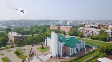 Rusya, Irkutsk - 27 Temmuz 2018: Tanrı'nın annesi tertemiz kalbinde katedral. Katolik Kilisesi, Protestan Kilisesi. Mimari tarzı - yapısalcılık. Video. UltraHD (4k)