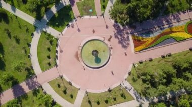 Rusya, Irkutsk. Kirov sonra adlı Meydanı. Çeşme. Video. UltraHD (4k)