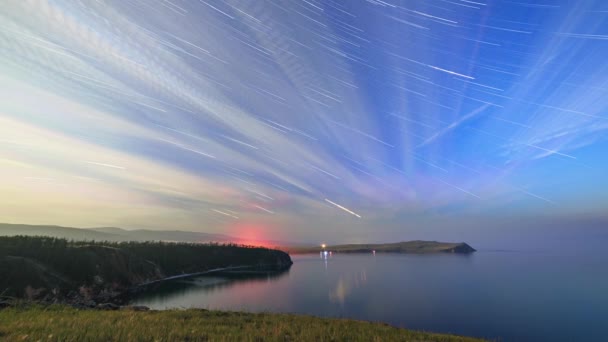 ロシア バイカル湖 モンゴルへ島 雲や小さな海湾の月明かりに照らされた夜の星 長いフェージングは 雲の切れ間からエコーから追跡します ビデオ Ultrahd — ストック動画