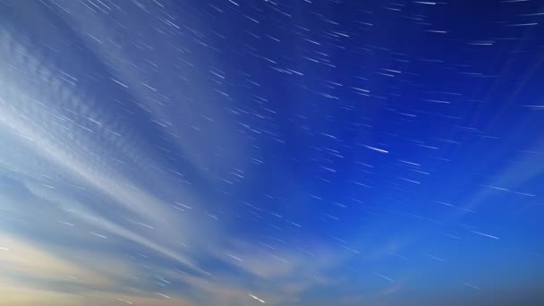 Σύννεφα Και Αστέρια Μια Φεγγαρόλουστη Νύχτα Φεγγάρι Εμφανίζεται Στο Πλαίσιο — Αρχείο Βίντεο