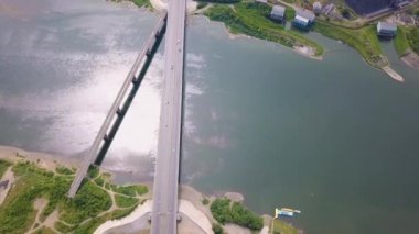 Tom nehri üzerindeki Kuznetsk köprüsü. Kemerovo şehrinin panoramik manzarası. - Rusya. Video kaydı. UltraHD (4K)