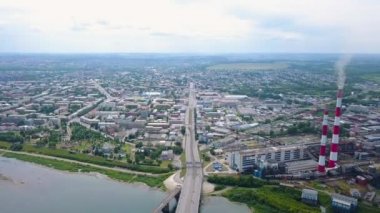 Tom nehri üzerindeki Kuznetsk köprüsü. Kemerovo şehrinin panoramik manzarası. - Rusya. Video kaydı. UltraHD (4K)