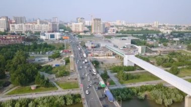 Rusya, Novosibirsk - 19 Temmuz 2018: Metro Köprüsü ve toplumsal Köprüsü. Novosibirsk şehir panoraması. Nehirde OB Rusya görüntüleyin. Video. UltraHD (4k) 