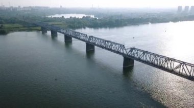 Novosibirsk 'teki ilk demiryolu köprüsü. Novosibirsk şehrinin panoraması. Ob nehrinin manzarası. - Rusya. Video kaydı. UltraHD (4K)