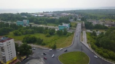 Ob Nehri 'ndeki Novosibirsk hidroelektrik santralinin nakliye geçidi. Video kaydı. UltraHD (4K)