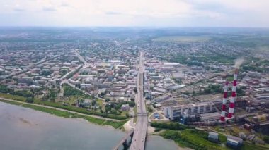 Tom nehri üzerindeki Kuznetsk köprüsü. Kemerovo şehrinin panoramik manzarası. - Rusya. Video kaydı. UltraHD (4K)