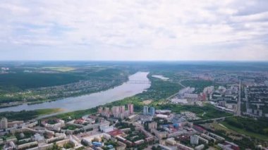Rusya, Kemerovo-21 Temmuz, 2018: şehir panoraması bir kuş bakışı görünümünden. Kemerovo, Rusya. Video. UltraHD (4k) 