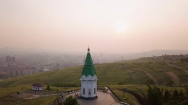 PARASKEVA PYATNITSA CHAPEL. Krasnoyarsk 'ın sembolü ve şehrin ana simgelerinden biri. Video kaydı. UltraHD (4K)