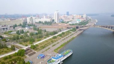 Rusya, Krasnoyarsk-22 Temmuz, 2018: ortak köprü. Tiyatro Meydanı. Yazıt ve saat-Krasnoyarsk 2019. Krasnoyarsk şehir panoraması. Video. UltraHD (4k)