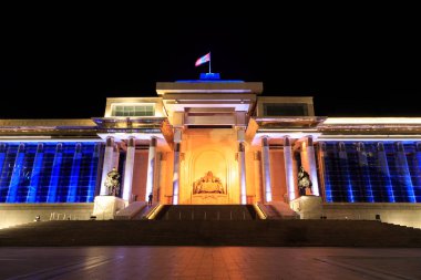 Moğolistan, Ulaanbaatar - 08 Ağustos 2018: Hükümet Sarayı cengiz Meydanı'nın kuzey tarafında yer alır. Gece fotoğrafçılığı