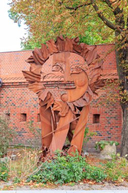 Rusya, Kaliningrad - 22 Eylül 2018: Demir güneş heykel Kaliningrad bölgesel Amber Müze için girişine yakın.