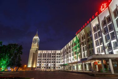 Rusya, Krasnoyarsk - 23 Temmuz 2018: Gece fotoğraf. Şehir Saat Kulesi, Krasnoyarsk şehir Yönetim (Krasnoyarsk Big Ben)