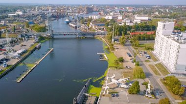 Rusya, Kaliningrad - 21 Eylül 2018: İki katlı köprünün diğer tarafında Pregolya (Reichsbahnbruecke)