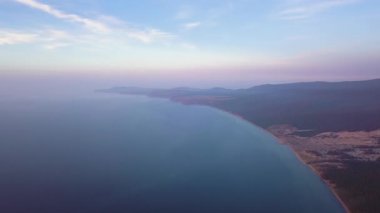 Rusya, Baykal Gölü, Olkhon Adası, Küçük Deniz Koyu üzerinde Günbatımı. Cape Sagan-Khushun. Video kaydı. UltraHD (4K)