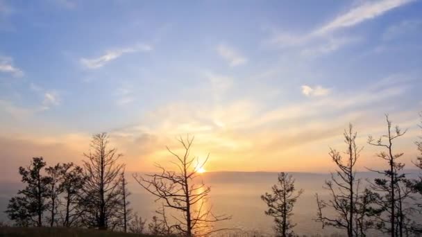 Puesta de sol sobre el lago Baikal. Pequeña bahía del mar, vista desde la isla Olkhon. 4K — Vídeos de Stock